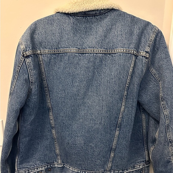 Women’s Levis Boyfriend Sherpa Denim Jacket - Medium - Picture 3 of 6